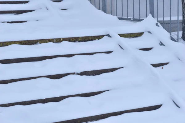 Zimą. Biały śnieg pokrył schody kładki. — Zdjęcie stockowe
