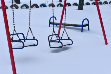 Zincire vurulmuş çocuklar karla kaplı..