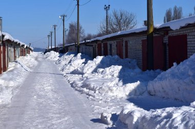 Garajlar arasındaki yol kardan temizlendi..