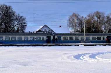 Tren platforma yaklaştı ve kapıları açtı..