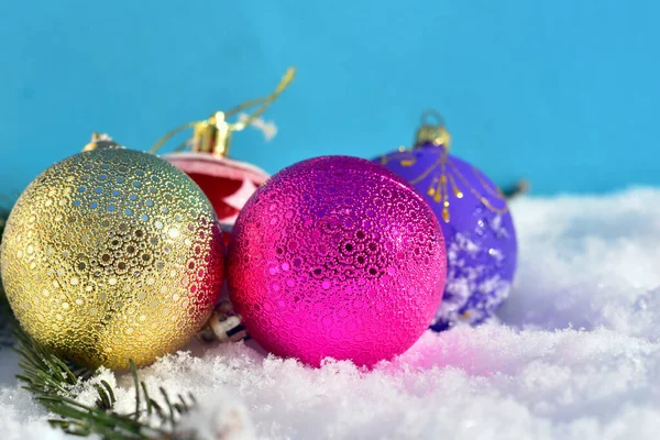 Noël. Des boules de verre décorent le sapin de Noël dans la neige. — Photo