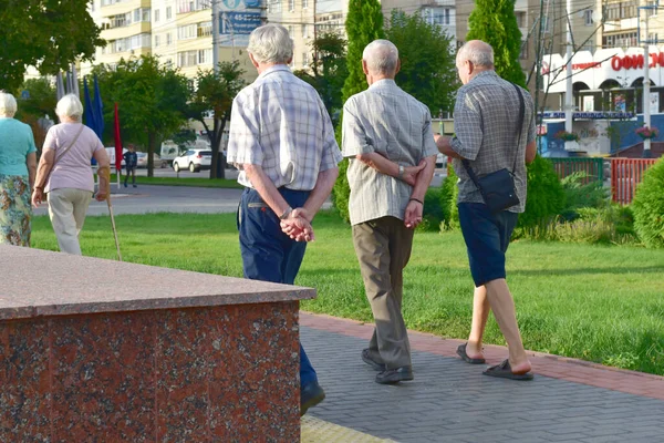 Rússia Cidade Tambov Parque 2021 Três Homens Idosos Estão Andando — Fotografia de Stock