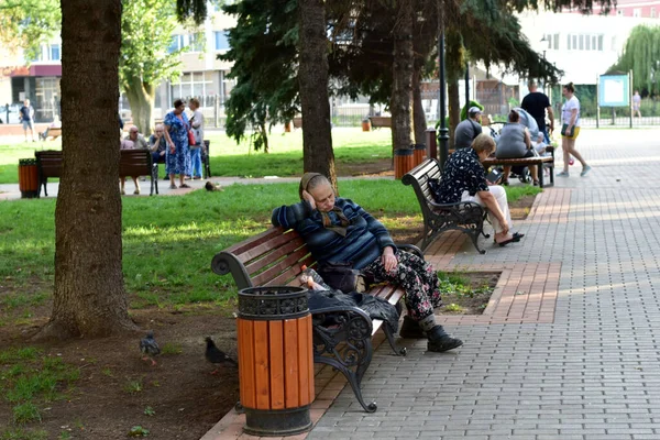 Une Vieille Femme Dort Sur Banc Dans Parc Municipal Assise — Photo