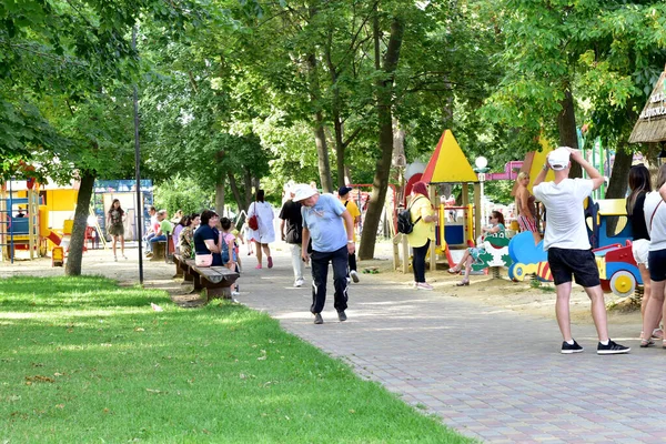 Ρωσία Ταμπόφ Στο Σίτι Παρκ 2021 Άνθρωποι Αναπαύονται Περπατώντας Στα — Φωτογραφία Αρχείου