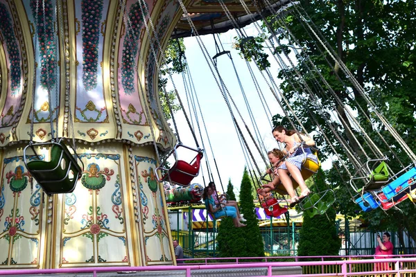 Rusland Tambov Uur Carrouselattractie Een Vrouw Met Een Kind Draait — Stockfoto