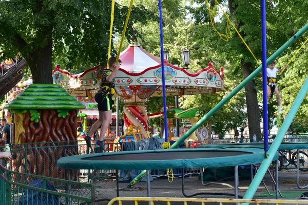 Rusya Tambov Şehir Parkı 2021 Trambolin Cazibesi Çocuk Ayağa Fırladı — Stok fotoğraf