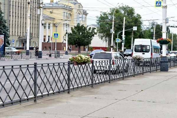 Ryssland Tambov 2021 Staden Väg Inhägnad Från Trottoaren Metall Staket — Stockfoto