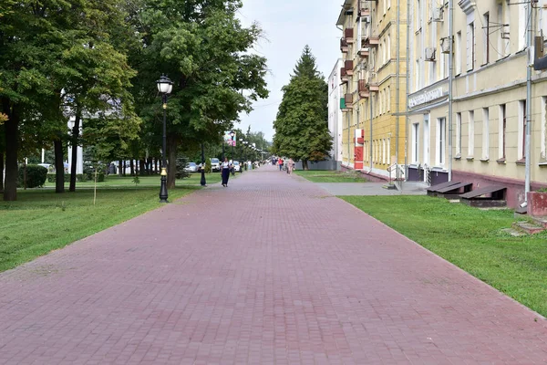 Ryssland Tambov Stadsgatan Invånarna Staden Går Längs Trottoaren Gatan — Stockfoto