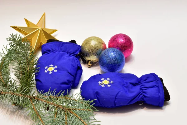 Navidad. Juguetes y manoplas de Navidad en blanco. — Foto de Stock