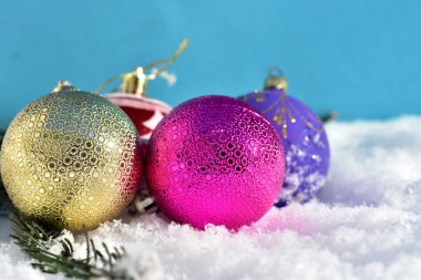 Karda çok renkli cam topların yakın çekimi.