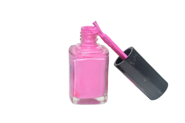 Kare şeklinde ojeli ve fırçası PNG arka planında izole edilmiş bir şişe..