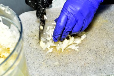 Lahana salatası hazırlayan kadın elleri..