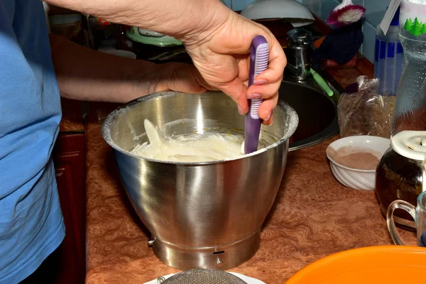 Plastik bir spatula kullanarak, eklenen kakao tozunu bir yemek işlemcisinin içindeki hamura karıştır..