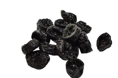 Erik adı verilen kurutulmuş erik meyveleri bir PNG arka planında bir yığın içinde yatıyor.