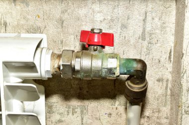 Bir boru hattındaki sıvı ve gazların akışını kontrol etmek için top vanası kullanılıyor. Sıcak ve soğuk su tedarik sistemleri için uygundur..