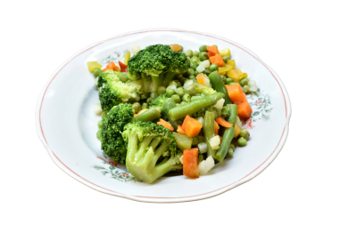 PNG arka planında izole edilmiş bir tabakta hazır sebzeler.