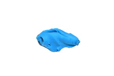 Beyaz bir arkaplanda izole edilmiş mavi bir plastik parçası..