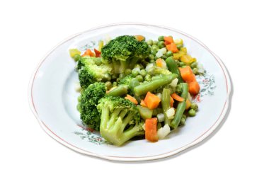 Beyaz arka planda izole edilmiş bir tabakta sebze yemeye hazır..