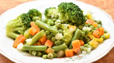 Yemeye hazır sebzeler masanın üzerinde bir tabakta. Yakın plan..