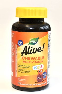 Shevchenkove. Kyiv bölgesi. Ukrayna. On iki. 29 yaşında. 2025 yılı. Portakal ve böğürtlen aromalı çiğnenebilir multivitaminler.