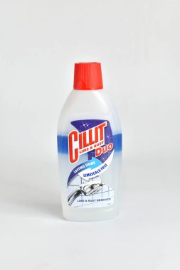 Shevchenkove. Kyiv bölgesi. Ukrayna. On iki. 29 yaşında. 2025 yılı. Kireç ve pası temizlemek için iki katmanlı bir temizlik maddesi..