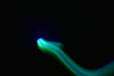 Soyut ışık yolları. Yeşil ve mavinin canlı neon tonları.