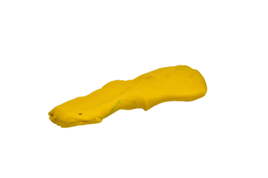 PNG arka planında izole edilmiş çocuklar için bir parça sarı plastik..