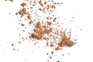 Beyaz arkaplanda Aromatik baharat zeminli tarçın.