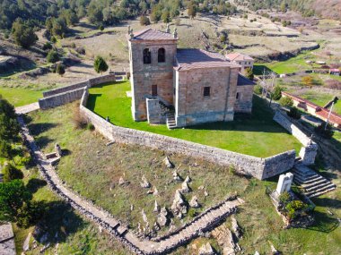 İspanya 'nın Burgos kentindeki Moncalvillo kasabasındaki İHA manzaralı San Pedro Kilisesi..