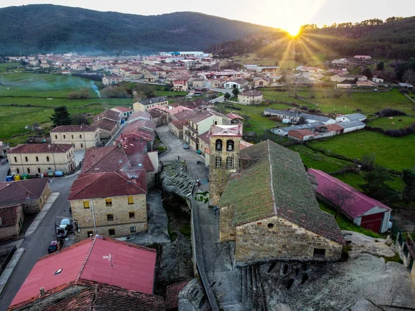 San Adrian Kilisesi, İspanya 'nın Burgos kentindeki Regumiel de la Sierra kasabasında insansız hava aracı görüntüsünden yürür..