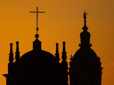 Bilbao 'da güzel bir gün batımı, Bask ülkesinin şehri, San Anton kilisesinin silueti ile.