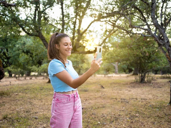 Jeune Femme Avec Son Téléphone Prenant Selfie Dans Parc Après — Photo