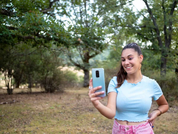 Ung Kvinna Med Sin Telefon Tar Selfie Park Oktober Eftermiddag — Stockfoto