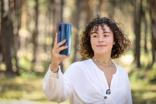 Jeune Femme Avec Son Téléphone Prenant Selfie Dans Parc Après — Photo