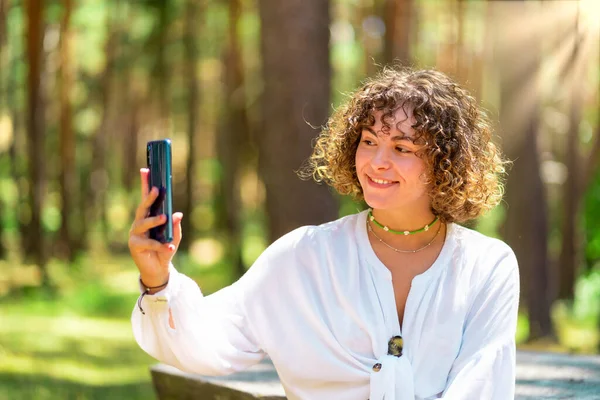 Jeune Femme Avec Son Téléphone Prenant Selfie Dans Parc Après — Photo