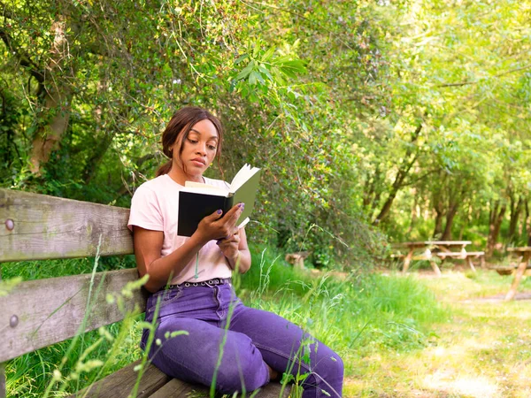 Jeune Femme Noire Assise Sur Banc Parc Lisant Livre — Photo