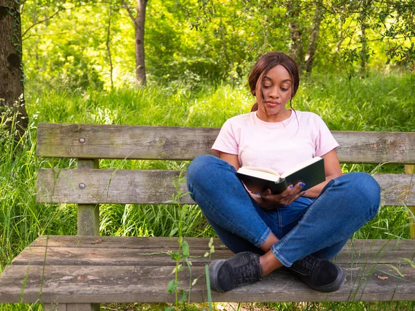 Młoda Czarna Kobieta Siedzi Ławce Parku Czyta Książkę Zdjęcie Stockowe