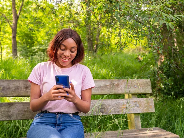 Jeune Femme Noire Avec Son Téléphone Bavardant Avec Ses Amis — Photo