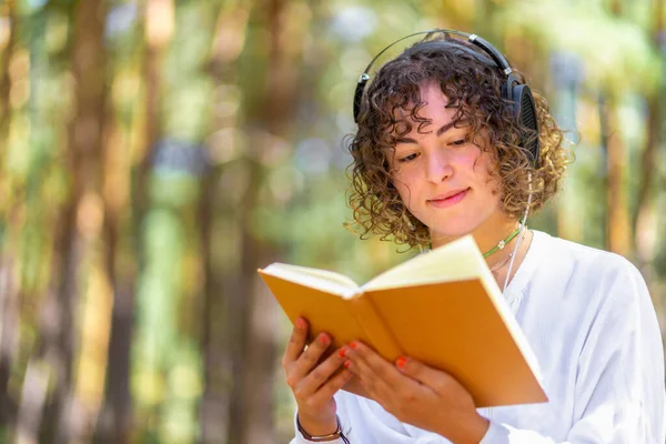 Ładna Młoda Kobieta Słuchająca Muzyki Czytająca Książkę Dębowym Lesie — Zdjęcie stockowe