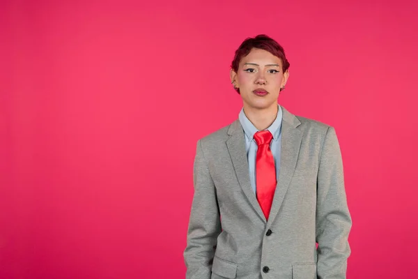 Profesyonel insan ayakta duruyor, kameraya bakıyor, çeşitliliği ve modern iş tarzını özgüvenle temsil ediyor.