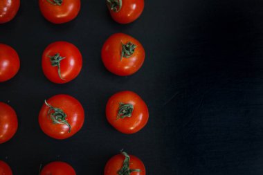 Siyah arkaplan sebze desenli domates