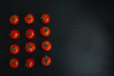 Siyah arkaplan sebze desenli domates