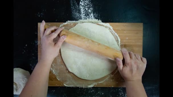 Μαγείρεμα πίτσα από σέλινο βήμα-βήμα συνταγή stop motion — Αρχείο Βίντεο