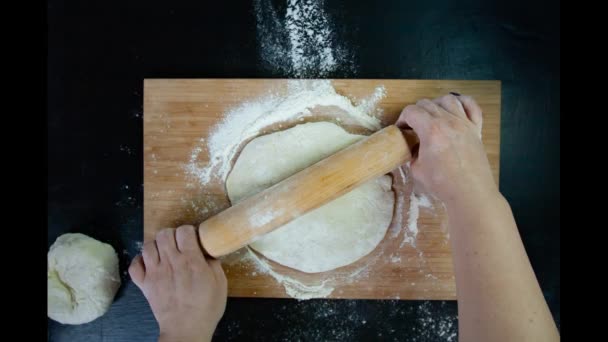 Μαγείρεμα πίτσα από σέλινο βήμα-βήμα συνταγή stop motion — Αρχείο Βίντεο