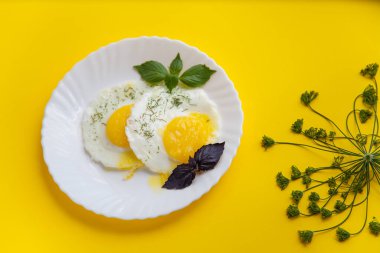 Kızartma tavasında yumurta pişirmek. Zaman aşımı. Üst görünüm.