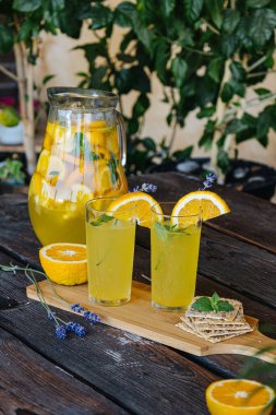 Soğuk içecek yaz limonatası portakal ve naneli lavanta.