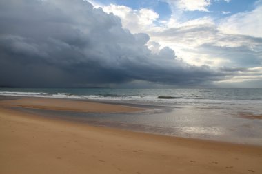 Vietnam bulutlu beach