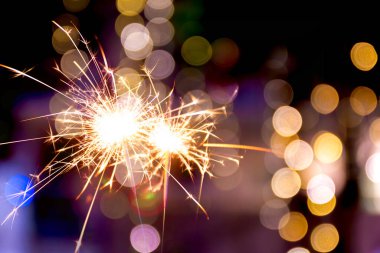 Güzel bir Noel havai fişeği, tatil geçmişi ve mutlu bir yeni yıl kutlaması ya da bayram etkinliği için şenlikli bir ortam yaratmak.