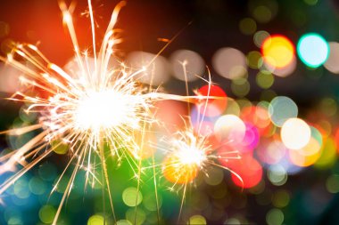 Çin Yeni Yılı, Havai fişek kıvılcımı ve refah ve zenginlik için parıltı