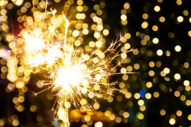 Çin Yeni Yılı, Havai fişek kıvılcımı ve refah ve zenginlik için parıltı